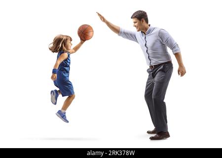 Padre e figlia che giocano a basket isolati su sfondo bianco Foto Stock