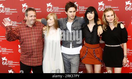 Bildnummer: 53348566  Datum: 11.09.2009  Copyright: imago/Xinhua (090911) -- VENICE, Sept. 11, 2009 (Xinhua) -- Belgian director Jaco Van Dormael, Canadian actress Sarah Polley, U.S. actor Jared Leto, Vietnamese born actress Linh-Dan Pham and German actress Diane Kruger (L-R) pose during the  for the film Mr. Nobody at the 66th Venice International Film Festival in Venice Lido, Italy, on Sept. 11, 2009. (Xinhua Photo) (1)ITALY-VENICE INT L FILM FESTIVAL PUBLICATIONxNOTxINxCHN People Film Pressetermin Filmfestival o00 Biennale o00 kbdig xkg 2009 quer    Bildnummer 53348566 Date 11 09 2009 Copyr Foto Stock