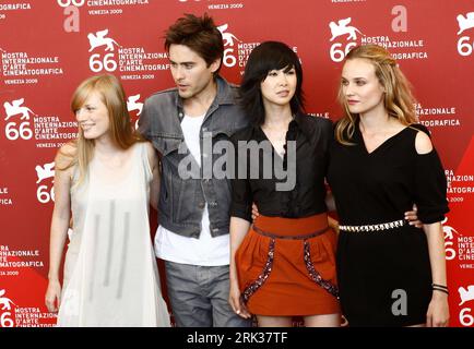 Bildnummer: 53348571  Datum: 11.09.2009  Copyright: imago/Xinhua (090912) -- VENICE, Sep. 12, 2009 (Xinhua) -- Canadian actress Sarah Polley, U.S. actor Jared Leto, Vietnamese born actress Linh-Dan Pham and German actress Diane Kruger (L-R) pose during the  for the film Mr. Nobody at the 66th Venice International Film Festival at Venice Lido, Sep.11, 2009. (Xinhua Photo) (gj) (1)ITALY-VENICE-FILM FESTIVAL-MR. NOBODY PUBLICATIONxNOTxINxCHN People Film Pressetermin Filmfestival o00 Biennale o00 kbdig xkg 2009 quer    Bildnummer 53348571 Date 11 09 2009 Copyright Imago XINHUA  Venice Sep 12 2009 Foto Stock