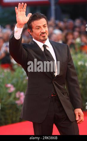 Bildnummer: 53351405  Datum: 12.09.2009  Copyright: imago/Xinhua (090913) -- VENICE, Sept. 13, 2009 (Xinhua) -- US actor Sylvester Stallone walks on the red carpet before the closing ceremony of the 66th Venice International Film Festival at Venice Lido, Italy, on September 12, 2009. (Xinhua)(hdt) (2)ITALY-VENICE-FILM FESTIVAL-CLOSE PUBLICATIONxNOTxINxCHN People Film Filmfestival Venedig o00 Biennale o00 Pressetermin Premiere Filmpremiere Porträt kbdig xng 2009 hoch premiumd    Bildnummer 53351405 Date 12 09 2009 Copyright Imago XINHUA  Venice Sept 13 2009 XINHUA U.S. Actor Sylvester Stallone Stock Photo