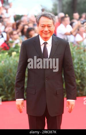 Bildnummer: 53351404  Datum: 12.09.2009  Copyright: imago/Xinhua (090913) -- VENICE, Sept. 13, 2009 (Xinhua) -- Jury s president Ang Lee walks on the red carpet before the closing ceremony of the 66th Venice International Film Festival at Venice Lido, Italy, on September 12, 2009. (Xinhua)(hdt) (7)ITALY-VENICE-FILM FESTIVAL-CLOSE PUBLICATIONxNOTxINxCHN People Film Filmfestival Venedig o00 Biennale o00 Pressetermin Premiere Filmpremiere Porträt kbdig xng 2009 hoch premiumd    Bildnummer 53351404 Date 12 09 2009 Copyright Imago XINHUA  Venice Sept 13 2009 XINHUA Jury S President Ang Lee Walks ON Foto Stock