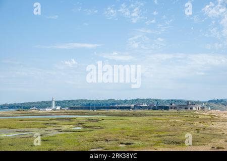 Hurst Point Lighthouse si trova a Hurst Point, nella contea inglese dell'Hampshire, e guida le navi attraverso gli approcci occidentali al Solent Foto Stock