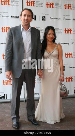Bildnummer: 53366831 Datum: 15.09.2009 Copyright: imago/Xinhua (090916) -- TORONTO, 16 settembre 2009 (Xinhua) -- l'attore Nicholas Cage e sua moglie Alice camminano sul tappeto rosso prima della proiezione del film Bad Lieutenant: Port of Call New Orleans durante il 34° Toronto International Film Festival, a Toronto, Canada, 15 settembre 2009. (Xinhua/Zou Zheng)(axy) (9)CANADA-TORONTO-INTERNATIONAL FILM FESTIVAL PUBLICATIONxNOTxINxCHN People Film Pressetermin kbdig xmk 2009 hoch o0 Familie Ehemann Ehefrau Frau Mann o00 Filmfestival Bildnummer 53366831 Date 15 09 2009 Copyright Imago XINHUA Toronto se Foto Stock