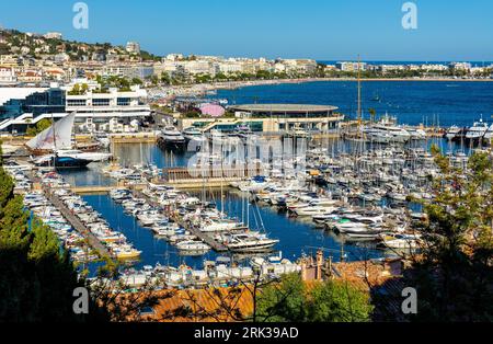 Cannes, Francia - 31 luglio 2022: Centro di Cannes con porto per yacht e porticciolo e festival del cinema Palazzo dei Festival e Congressi Foto Stock