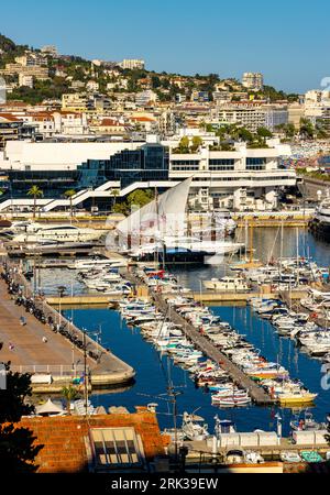 Cannes, Francia - 31 luglio 2022: Centro di Cannes con porto per yacht e porticciolo e festival del cinema Palazzo dei Festival e Congressi Foto Stock