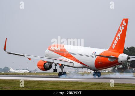 EasyJet Airbus A320-214 aereo di linea jet OE-ICD atterra all'aeroporto Southend di Londra, Essex, Regno Unito. Toccare verso il basso il fumo degli pneumatici. Arrivando dall'Europa Foto Stock