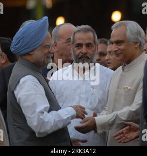 Bildnummer: 53379841 Datum: 18.09.2009 Copyright: imago/Xinhua (090919) -- NEW DELHI, 19 settembre 2009 (Xinhua) -- il primo ministro indiano Manmohan Singh incontra l'alto Commissario pakistano in India, Shahid Malik, ad un Iftar ospitato da Singh nella sua residenza ufficiale a nuova Delhi il 18 settembre 2009. IFTAR è un rituale della comunità musulmana durante il periodo in cui rompono il digiuno dopo i tramonti durante il mese di ramazan. In India, tutti i leader politici importanti ospitano il partito Iftar tagliando attraverso tutte le religioni e i partiti politici. (Xinhua/Stringer) (2)INDIA-NUOVA DELHI-RELIGION PUBLICATIONxN Foto Stock