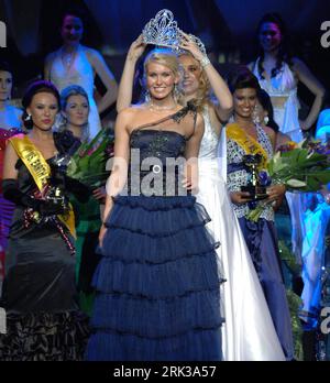 Bildnummer: 53385330  Datum: 19.09.2009  Copyright: imago/Xinhua SYDNEY, 24-year-old Australian beauty Melinda Heffernan is crowned as the Miss Earth Australia 2009 in the University of New South Wales, Sydney, Australia, Sept. 19, 2009. Twenty-four contestants from around the country took part in the competition. (Xinhua/Jiang Yaping) (zcc) (2)AUSTRALIA-SYDNEY-MISS EARTH AUSTRALIA PUBLICATIONxNOTxINxCHN People Misswahl kbdig xmk 2009 quer premiumd    Bildnummer 53385330 Date 19 09 2009 Copyright Imago XINHUA Sydney 24 Year Old Australian Beauty Melinda Heffernan IS Crowned As The Miss Earth A Foto Stock