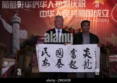 Bildnummer: 53386070  Datum: 19.09.2009  Copyright: imago/Xinhua (090920) -- LISBON, Sept. 20, 2009 (Xinhua) -- Li Naiguang, the general secretary of Overseas Chinese Association of Portugal, presents his handwriting during the celebration held by the overseas Chinese of Portugal in Lisbon, capital of Portugal, Sept. 19, 2009. Nearly one hundred diplomats and overseas Chinese took part in this mass celebration to bless the 60th anniversary of the founding of People s Republic of China. (Xinhua/An Yongfeng) (zcc) (3)PORTUGAL-LISBON-CELEBRATION PUBLICATIONxNOTxINxCHN People Politik kbdig xsk 200 Stock Photo