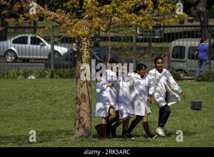Bildnummer: 53401049  Datum: 21.09.2009  Copyright: imago/Xinhua  -- BUENOS AIRES,  (Xinhua) -- Argentine girls walk in a park in Dia de la Primavera (the Day of Spring) in Buenos Aires, Argentina, Sept. 21, 2009. The annual Spring Festival is observed in the South American countries as Argentina, Paraguay and Uruguay on every Sept. 21. (Xinhua/Martin Zabala) (clq) (2)ARGENTINA-BUENOS AIRES-SPRING DAY PUBLICATIONxNOTxINxCHN Frühlingsfestival kbdig xcb 2009 quer    Bildnummer 53401049 Date 21 09 2009 Copyright Imago XINHUA Buenos Aires XINHUA Argentine Girls Walk in a Park in Dia de La Vera The Stock Photo