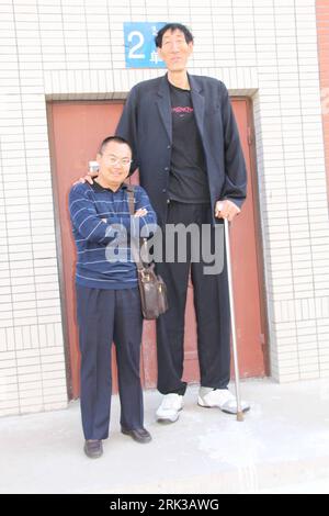 Bildnummer: 53401061 Datum: 21.09.2009 Copyright: imago/Xinhua -- CHIFENG, (Xinhua) -- 2,36 metri di altezza il mandriano cinese Bao Xishun (R), l'uomo più alto del mondo precedente, posa per scattare foto con il suo amico, nella città di Chifeng, nella regione autonoma della Mongolia interna della Cina settentrionale, 21 settembre 2009. Il 16 settembre il Guinness dei primati ha annunciato che il 27enne turco Sultan Kosen, con la sua altezza convalidata a 2,465 metri, prende il titolo di Bao Xishun, l'uomo più alto del mondo. Il disco di Kosen è stato svelato in occasione del lancio dell'edizione 2010 del Guinness World Records, Foto Stock