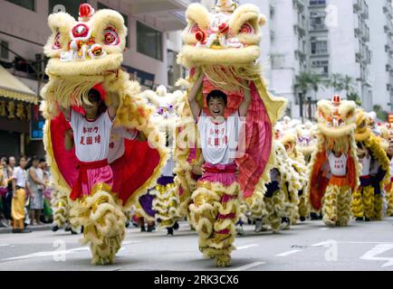 Bildnummer: 53441812  Datum: 27.09.2009  Copyright: imago/Xinhua (090927) -- HONG KONG, Sept. 27, 2009 (Xinhua) -- Lion dancers perform in the street in Hong Kong, south China, on Sept. 27, 2009. A total of 60 troupes performed in a procession featuring lion dance, dragon dance and martial arts in the south China city to celebrate the upcoming 60th anniversary of the founding   of China. (Xinhua/Lui Siu Wai) (clq) (1)CHINA-HONG KONG-NATIONAL DAY-CELEBRATION (CN) PUBLICATIONxNOTxINxCHN Hong Kong Vorbereitung Jahrestag Jubiläum China Straßenfest Kbdig xdp 2009 quer premiumd    Bildnummer 5344181 Stock Photo