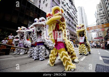 Bildnummer: 53441730  Datum: 27.09.2009  Copyright: imago/Xinhua (090927) -- HONG KONG, Sept. 27, 2009 (Xinhua) -- Lion dancers perform in the street in Hong Kong, south China, on Sept. 27, 2009. A total of 60 troupes performed in a procession featuring lion dance, dragon dance and martial arts in the south China city to celebrate the upcoming 60th anniversary of the founding   of China. (Xinhua/Lui Siu Wai) (clq) (3)CHINA-HONG KONG-NATIONAL DAY-CELEBRATION (CN) PUBLICATIONxNOTxINxCHN Hong Kong Vorbereitung Jahrestag Jubiläum China Straßenfest Kbdig xdp 2009 quer    Bildnummer 53441730 Date 27 Stock Photo