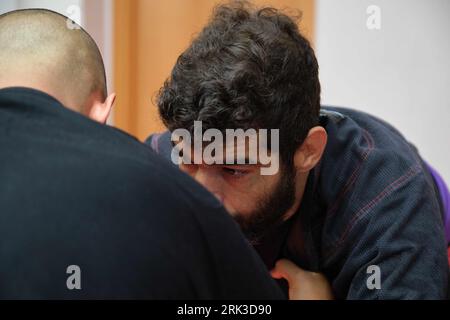 Due uomini che praticano il Jiu-Jitsu brasiliano sparando all'accademia. Foto Stock