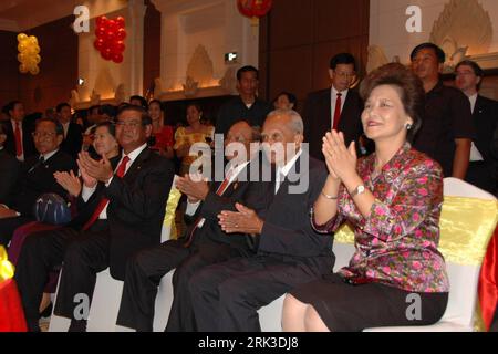 Bildnummer: 53453619 Datum: 28.09.2009 Copyright: imago/Xinhua (090928) -- PHNOM PENH, 28 settembre 2009 (Xinhua) -- il presidente dell'Assemblea nazionale cambogiana Heng Samrim (3a R), il vice primo ministro cambogiano e ministro dell'interno sar Kheng (4a R) e l'ambasciatore cinese in Cambogia Zhang Jinfeng (1a R) hanno partecipato a un ricevimento a Phnom Penh, Cambogia, il 28 settembre 2009. Circa 400 partecipanti lunedì hanno partecipato al ricevimento per celebrare il 60° anniversario della fondazione della Repubblica Popolare Cinese. (Xinhua/lei Bosong) (ypf) (2)AMBASCIATA CAMBOGIA-CINA-RICEVIMENTO DIURNO NAZIONALE PUBLICATIONxNOT Foto Stock