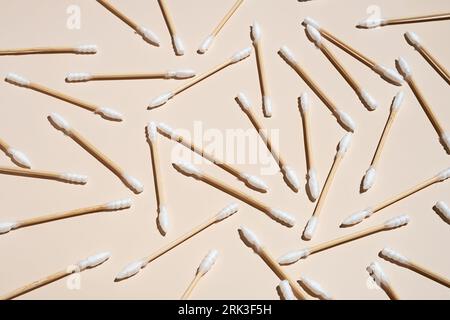 Disposizione dei tamponi auricolari in cotone di bambù in colori neutri. Foto Stock