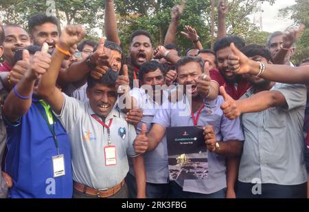 Bengaluru, India. 23 agosto 2023. I membri dello staff dell'Indian Space Research Organisation (ISRO) celebrano mentre guardano una trasmissione in diretta dell'atterraggio di Chandrayaan-3 sulla superficie lunare a Bengaluru, India, 23 agosto 2023. L'India Moon Mission-3, o Chandrayaan-3, atterrò sulla superficie lunare intorno alle 18:04 (1234 GMT) di mercoledì, ha detto l'Indian Space Research Organisation (ISRO). Crediti: Str/Xinhua/Alamy Live News Foto Stock