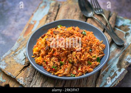 Nasi goreng rendang, riso fritto indonesiano con manzo rendang Foto Stock