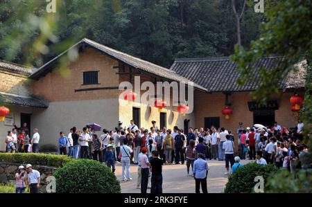 Bildnummer: 53479945 Datum: 01.10.2009 Copyright: imago/Xinhua (091001) -- SHAOSHAN (HUNAN), 1 ottobre 2009 (Xinhua) -- i turisti visitano l'ex residenza del presidente cinese Mao Zedong, a Shaoshan, nella provincia di Hunan della Cina centrale, 1 ottobre 2009, il 60° anniversario della fondazione della Repubblica Popolare Cinese. (Xinhua/Zhao Zhongzhi) (lr) CHINA-HUNAN-SHAOSHAN-MAO ZEDONG-FORMER RESIDENCE-VISIT (CN) PUBLICATIONxNOTxINxCHN kbdig xsk 2009 quer o0 TSE Tung Gebäude Wohngebäude Bildnummer 53479945 Date 01 10 2009 Copyright Imago XINHUA Shaoshan Hunan OCT 1 2009 XINHUA Tourist V Foto Stock