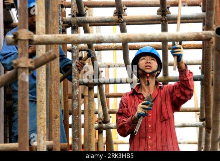 Bildnummer: 53516282  Datum: 07.10.2009  Copyright: imago/Xinhua (091007) -- SHANGHAI, Oct. 7, 2009 (Xinhua) -- Workers work in the construction site of a subway line in east China s Shanghai on Oct. 7, 2009. Over 100,000 workers kept working during the National Day holidays to ensure the normal progress of the construction of the city s subway line 11. (Xinhua/Chen Fei) (clq) (1)CHINA-SHANGHAI-HOLIDAY-SUBWAY-CONSTRUCTION (CN) PUBLICATIONxNOTxINxCHN Wirtschaft kbdig xmk 2009 quer  o0 Baugewerbe Baustelle Bauarbeiter Arbeiter o00 Gesellschaft, Arbeitswelten    Bildnummer 53516282 Date 07 10 200 Stock Photo