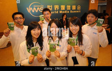 Bildnummer: 53516277 Datum: 07.10.2009 Copyright: imago/Xinhua (091007) - PECHINO, 7 ottobre 2009 (Xinhua) - i volontari del World Media Summit mostrano le loro carte d'identità nel centro stampa del Beijing News Plaza Hotel a Pechino, capitale della Cina, il 7 ottobre 2009. Il World Media Summit si terrà a Pechino dall'8 al 10 ottobre. (Xinhua/Wang Jianhua) (wjd) (1)CHINA-BEIJING-WORLD MEDIA SUMMIT-VOLUNTEERS (CN) PUBLICATIONxNOTxINxCHN Wirtschaft kbdig xmk 2009 quer Premiumd Bildnummer 53516277 Date 07 10 2009 Copyright Imago XINHUA Beijing OCT 7 2009 XINHUA Volunteers of the World Media Summi Foto Stock