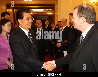 Bildnummer: 53519625  Datum: 09.10.2009  Copyright: imago/Xinhua (091009) -- BEIJING, Oct. 9, 2009 (Xinhua) -- Chinese President Hu Jintao (2nd L) shakes hands with Director of the BBC s Global News division Richard Sambrook during his meeting with co-chairpersons of the World Media Summit prior to the summit s opening ceremony at the Great Hall of thein Beijing, capital of China, on Oct. 9, 2009. The two-day summit, hosted by Xinhua News Agency, opened here Friday morning. (Xinhua/Liu Weibing) (wjd) CHINA-BEIJING-WORLD MEDIA SUMMIT-OPENING-HU JINTAO (CN) PUBLICATIONxNOTxINxCHN People Politik Stock Photo