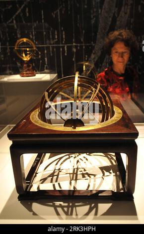 Bildnummer: 53520767  Datum: 08.10.2009  Copyright: imago/Xinhua (091008) -- BRUSSELS, Oct. 8, 2009 (Xinhua) -- A visitor looks at an armillary sphere, which was well used in the 17th century in ancient China as an astronomical plotting device made of wood and metal, during the Son of heaven exhibition, part of the Europalia China art festival, at the Center for Fine Arts in Brussels, capital of Belgium, Oct. 8, 2009. The four-month-long Europalia China art festival, kicking off here on Thursday, will offer the European audience an unique opportunity to get to know all aspects of Chinese cultu Foto Stock