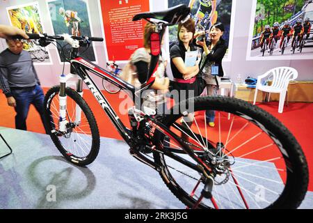 Bildnummer: 53521008 Datum: 09.10.2009 Copyright: imago/Xinhua (091009) -- HANGZHOU, 9 ottobre 2009 (Xinhua) -- Una mountain bike è esposta alla 30a China Zhejiang International Bicycle Electric-cycle Exhibition tenutasi a Hangzhou, capitale della provincia dello Zhejiang orientale della Cina, 9 ottobre 2009. Un totale di 100 biciclette di prima classe dei migliori marchi provenienti dalla Cina e dall'estero sono state messe in mostra alla 30a China Zhejiang International Bicycle Electric-Cycle Exhibition Friday. (Xinhua/li Zhong) (zgp) CHINA-HANGZHOU-BICYCLE SHOW (CN) PUBLICATIONxNOTxINxCHN China Wirtschaft Rad Fahrrad Ausstellung Messe Obje Foto Stock