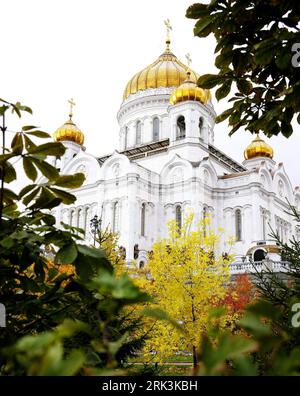 Bildnummer: 53527447 Datum: 06.10.2009 Copyright: imago/Xinhua (091013) -- MOSCA, 13 ottobre 2009 (Xinhua) -- la foto scattata il 6 ottobre 2009 mostra il paesaggio della Cattedrale di Cristo Salvatore a Mosca, in Russia. L'autunno ha portato paesaggi mozzafiato in Russia. (Xinhua/Lu Jinbo) (msq) (11)RUSSIA-AUTUNNO-SCENARIO PUBLICATIONxNOTxINxCHN Herbst Jahreszeit kbdig xsk 2009 hoch o0 Gebäude außen Außenansicht Christ-Erlöser-Kathedrale o00 Kirche Bildnummer 53527447 Data 06 10 2009 Copyright Imago XINHUA Mosca OCT 13 2009 XINHUA la foto scattata il 6 ottobre 2009 mostra lo scenario della Cattedrale di Chr Foto Stock