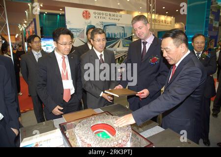 Bildnummer: 53544120 Datum: 19.10.2009 Copyright: imago/Xinhua (091020) -- VANCOUVER, 20 ottobre 2009 (Xinhua) -- Vice Ministro del commercio cinese Chen Jian (1st R) e Ian Burney (2nd R), Vice Ministro del commercio internazionale canadese, visita alla China Engineering and Technology Expo di Vancouver, Canada, 19 ottobre 2009. La China Engineering and Technology Expo ha aperto qui lunedì, il primo del suo genere sponsorizzato in Nord America dal governo cinese. Circa 36 aziende cinesi hanno partecipato all'expo, che mira a mostrare la forza e l'avvento competitivo Foto Stock