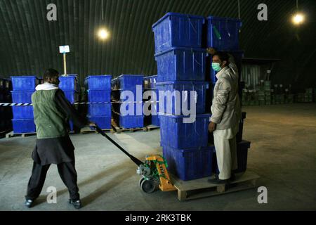 Bildnummer: 53550809  Datum: 22.10.2009  Copyright: imago/Xinhua (091022) -- KABUL, Oct. 22, 2009 (Xinhua) -- Two election workers carry ballot boxes at the Independent Election Commission warehouse in Kabul, capital of Afghanistan, Oct. 22, 2009. Afghanistan s Independent Election Commission began sending ballot boxes and related electoral materials to the polling stations throughout the country on Thursday for the second round of presidential election slated for Nov. 7. (Xinhua/Zabi Tamanna) (2)AFGHANISTAN-PRESIDENTIAL ELECTION-PREPARATIONS PUBLICATIONxNOTxINxCHN Politik Wahl Stichwahl Afgha Stock Photo