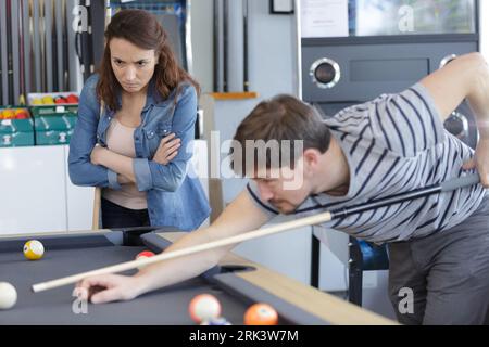 coppia uomo e donna in una sala da biliardo che gioca a biliardo Foto Stock