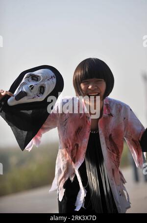 Bildnummer: 53554280  Datum: 25.10.2009  Copyright: imago/Xinhua (091025) -- WUHAN, Oct. 25, 2009 (Xinhua) -- A Chinese fan of late super pop star Michael Jackson dance during the commemorative operation of Dancing In the Thriller World in Hankou of Wuhan, central China s Hubei Province, Oct. 25, 2009. More than 100 Chinese M.J. fans joined the operation which is held in about 200 cities across the world simultaneously on Sunday, Otc. 25, 2009. (Xinhua/Zhou Chao) (wyx) (10)CHINA-HUBEI-WUHAN-MICHAEL JACKSON-THRILLER(CN) PUBLICATIONxNOTxINxCHN China Wuhan Michael Jackson Thriller Gedenken Tanz W Stock Photo