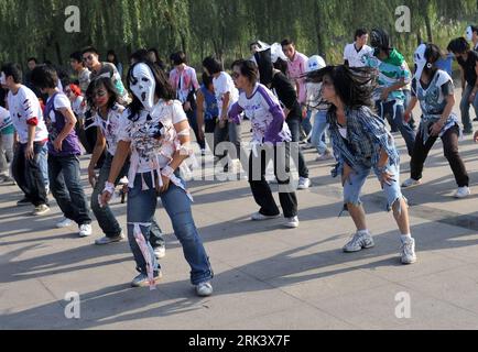 Bildnummer: 53554278 Datum: 25.10.2009 Copyright: imago/Xinhua (091025) -- WUHAN, 25 ottobre 2009 (Xinhua) -- fan cinesi della superstar Michael Jackson ballano durante l'operazione commemorativa di Dancing in the Thriller World a Hankou di Wuhan, provincia di Hubei, Cina centrale, 25 ottobre 2009. Più di 100 tifosi cinesi del M.J. si sono Uniti all'operazione che si tiene in circa 200 città in tutto il mondo simultaneamente domenica, OTC. 25, 2009. (Xinhua/Zhou Chao) (wyx) (5)CINA-HUBEI-WUHAN-MICHAEL JACKSON-THRILLER(CN) PUBLICATIONxNOTxINxCHN China Wuhan Michael Jackson Thriller Gedenken Tanz WEL Foto Stock