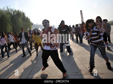 Bildnummer: 53554275  Datum: 25.10.2009  Copyright: imago/Xinhua (091025) -- WUHAN, Oct. 25, 2009 (Xinhua) -- Chinese fans of late super pop star Michael Jackson dance during the commemorative operation of Dancing In the Thriller World in Hankou of Wuhan, central China s Hubei Province, Oct. 25, 2009. More than 100 Chinese M.J. fans joined the operation which is held in about 200 cities across the world simultaneously on Sunday, Otc. 25, 2009. (Xinhua/Zhou Chao) (wyx) (4)CHINA-HUBEI-WUHAN-MICHAEL JACKSON-THRILLER(CN) PUBLICATIONxNOTxINxCHN China Wuhan Michael Jackson Thriller Gedenken Tanz Wel Stock Photo