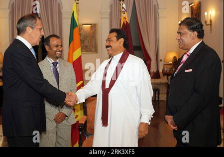 Bildnummer: 53555552 Datum: 26.10.2009 Copyright: imago/Xinhua (091027) -- COLOMBO, 27 ottobre 2009 (Xinhua) -- il presidente dello Sri Lanka Mahinda Rajapakse (2nd R) incontra il ministro degli Esteri russo in visita Sergey V. Lavrov (1st L) presso la Presidential House di Colombo, capitale dello Sri Lanka, 26 ottobre 2009. (Xinhua) (ypf) (1)SRI LANKA-RAJAPAKSE-RUSSIA-LAVROV-MEETING PUBLICATIONxNOTxINxCHN People Politik Premiumd kbdig xub 2009 quer Bildnummer 53555552 Data 26 10 2009 Copyright Imago XINHUA Colombo OCT 27 2009 XINHUA Sri Lanka Presidente Mahinda Rajapakse 2° r incontra in visita Forei Russo Foto Stock