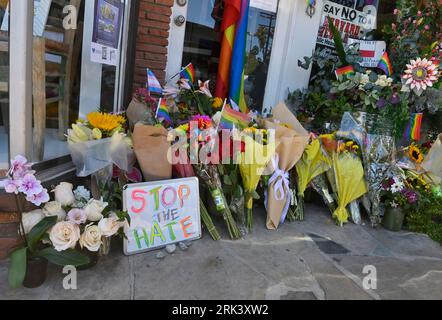 Un memoriale improvvisato per Laura Ann Carleton è stato visto fuori dal suo negozio a Studio City, California, mercoledì 23 agosto 2023. Carleton, una madre sposata di 9 bambini, è stata uccisa venerdì scorso da Travis Ikeguchi dopo aver fatto osservazioni omofobe in una accesa disputa su una bandiera arcobaleno che sventolava dal suo negozio Mag.Pi a Cedar Glen, California. Un rapporto ha rilevato più di 350 incidenti anti-LGBTQ in 46 stati e nel Distretto di Columbia, poiché la legislazione anti-LGBTQ è votata in tutto il paese. Foto di Jim Ruymen/UPI. Foto Stock