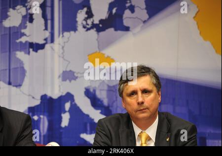 Bildnummer: 53562609 Datum: 29.10.2009 Copyright: imago/Xinhua (091030) -- BRUXELLES, 30 ottobre 2009 (Xinhua) -- il primo ministro ceco Jan Fischer partecipa a una conferenza stampa dopo il primo giorno del vertice dell'Unione europea (UE) a Bruxelles, capitale del Belgio, il 29 ottobre 2009. I leader di 27 stati membri dell'UE si sono riuniti qui giovedì per un vertice di due giorni per discutere il cambiamento climatico, il finanziamento, le questioni istituzionali ed economiche dell'UE. (Xinhua/Thierry Monasse) (wjd) (4)VERTICE BELGIO-BRUXELLES-UE PUBLICATIONxNOTxINxCHN People Politik EU Gipfel premiumd Porträt kbdig xng 2009 quer Bildnummer 5356260 Foto Stock