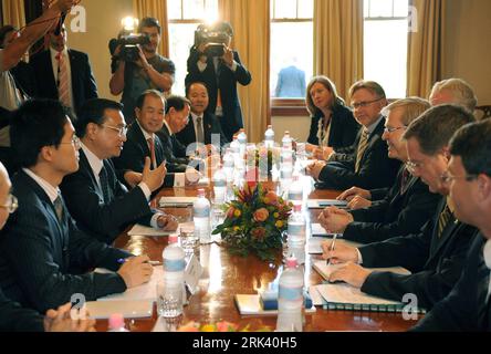 Bildnummer: 53565049 Datum: 30.10.2009 Copyright: imago/Xinhua (091030) -- CANBERRA, 30 ottobre 2009 (Xinhua) -- il primo ministro australiano Kevin Rudd (3rd R) incontra il vice Premier cinese li Keqiang (2nd L) a Canberra, capitale dell'Australia, 30 ottobre 2009. (Xinhua/Liu Jiansheng) (wh) (2)AUSTRALIA-CINA-KEVIN RUDD-li KEQIANG-MEETING PUBLICATIONxNOTxINxCHN People Politik kbdig xsk 2009 quer Bildnummer 53565049 Data 30 10 2009 Copyright Imago XINHUA Canberra OCT 30 2009 XINHUA i primi Ministri australiani Kevin Rudd 3rd r incontra il Vice Premier Cinese in visita a sinistra Keqiang 2nd l i Foto Stock