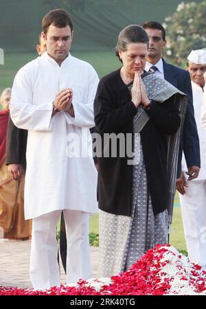 Bildnummer: 53565901  Datum: 31.10.2009  Copyright: imago/Xinhua (091031) -- NEW DELHI, Oct. 31, 2009 (Xinhua) -- Indian United Progressive Alliance (UPA) chairperson Sonia Gandhi (L) and her son Rahul Gandhi attend a ceremony marking the 25th death anniversary of late Prime Minister of India Indira Gandhi on the occasion of Indira Gandhi s 25th death anniversary at Shakti Sthal in New Delhi, capital of India, Oct. 31, 2009. Indira Gandhi was assassinated on Oct 31, 1984. (Xinhua/Partha Sarkar) (7)INDIA-NEW DELHI-INDIRA GANDHI-ANNIVERSARY PUBLICATIONxNOTxINxCHN Indien People Politik Gedenken J Foto Stock