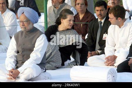 Bildnummer: 53565897 Datum: 31.10.2009 Copyright: imago/Xinhua (091031) -- NUOVA DELHI, 31 ottobre 2009 (Xinhua) -- presidente dell'Indian United Progressive Alliance (UPA) Sonia Gandhi (C), suo figlio Rahul Gandhi (fronte R) e primo ministro indiano Manmohan Singh (fronte L) partecipa a una cerimonia che segna il 25 ° anniversario della morte del defunto primo Ministro dell'India Indira Gandhi in occasione del 25 ° anniversario della morte di Indira Gandhi a Shakti Sthal a nuova Delhi, capitale dell'India, 31 ottobre 2009. Indira Gandhi fu assassinata il 31 ottobre 1984. (Xinhua/Partha Sarkar) (6)INDIA-NUOVA DELHI-INDIRA GANDHI-ANNIVERSA Foto Stock