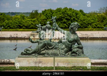 Versailles, France, 04 mai 2022, Parc du château de Versailles, La Nymphe et le jeune Triton, sculpture de Pierre Legros Stock Photo