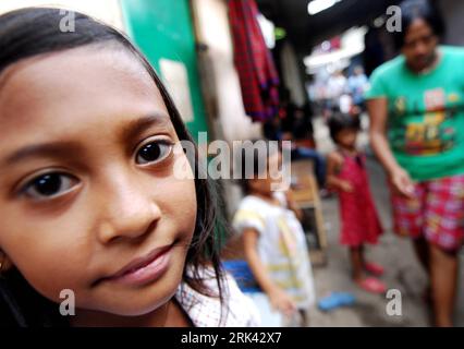 Bildnummer: 53580685  Datum: 25.10.2009  Copyright: imago/Xinhua (091105) -- JAKARTA, Nov. 5, 2009 (Xinhua) -- Indonesian girl Nurul, nine-year-old, plays with her friends in a slum area in Jakarta Oct. 25, 2009. Four years ago, Nurul moved from Brebes, Central Java to northern Jakarta s slum area with her parents. Studying in the third grade at a nearby Muslim school, Nurul helps her parents wash clothes, clean the floor, look after her younger brother, and make some money with recycled items picked up from piles of garbage that surround the slum in the spare time. Life is hard for her, but N Stock Photo