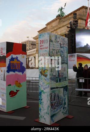 Bildnummer: 53585232  Datum: 07.11.2009  Copyright: imago/Xinhua (091108) -- BERLIN, Nov. 8, 2009 (Xinhua) -- visit the symbolic Berlin Wall made of domino pieces in Berlin, Germany, Nov. 7, 2009. A row of giant dominos with bright color is placed along the original route of the former Berlin Wall in front of the Brandenburg Gate to the Potsdamer Platz. The row of 1000 dominos standing 1.5-km long with the height of 2.5 metres will be toppled on Nov. 9 as a symbolic tribute to the collapse of the Wall 20 years earlier. (Xinhua/Luo Huanhuan) (lyx) (2)GERMANY-BERLIN WALL-20TH ANNIVERSARY-DOMINOS Stock Photo