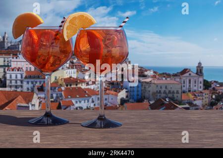 Due bicchieri di cocktail Spritz con vista sulla città vecchia di Lisbona nel quartiere Alfama di Lisbona, Portogallo Foto Stock