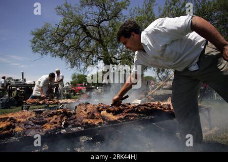 Bildnummer: 53586497  Datum: 08.11.2009  Copyright: imago/Xinhua (091109) -- San Antonio de Areco, Nov. 9, 2009 (Xinhua) -- A Gaucho cook bake beef during the 70th Traditional Festival in San Antonio de Areco, 110 km from Buenos Aires, Nov. 8, 2009. (Xinhua/Martin Zabala) (yc) (9)ARGENTINA-GAUCHOS-FESTIVAL PUBLICATIONxNOTxINxCHN Gaucho Gauchos Argentinien Tradition Land Leute Gesellschaft Personen kbdig xng 2009 quer o0 Grillen, Barbeque    Bildnummer 53586497 Date 08 11 2009 Copyright Imago XINHUA  San Antonio de Areco Nov 9 2009 XINHUA a Gaucho Cook Bake Beef during The 70th Traditional Fest Stock Photo