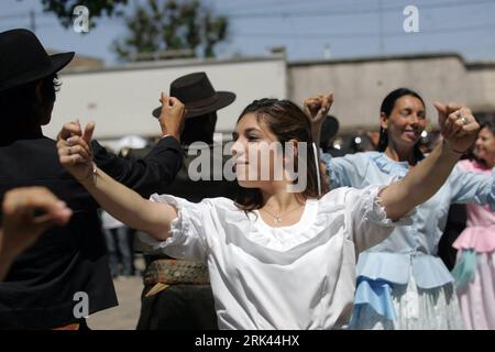 Bildnummer: 53586498 Datum: 08.11.2009 Copyright: imago/Xinhua (091109) - San Antonio de Areco, 9 novembre 2009 (Xinhua) -- Gauchos danzano durante una parata del 70° Festival tradizionale a San Antonio de Areco, 110 km da Buenos Aires, 8 novembre 2009. (Xinhua/Martin Zabala) (yc) (7)ARGENTINA-GAUCHOS-FESTIVAL PUBLICATIONxNOTxINxCHN Gaucho Gauchos Argentinien Tradition Land Leute Gesellschaft Personen kbdig xng 2009 quer o0 Tanz Bildnummer 53586498 Date 08 11 2009 Copyright Imago XINHUA San Antonio de Areco Nov 9 2009 XINHUA Gauchos Danza durante una tradizionale Parata del 70 Foto Stock