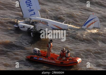 Bildnummer: 53590832  Datum: 10.11.2009  Copyright: imago/Xinhua (091111) -- BUENOS AIRES, Nov. 11, 2009 (Xinhua) -- The photo obtained from Argentina s Navy by Xinhua shows rescuers rowing a rubber boat to get close to a crashed small plane on the Rio La Plata River in Quilmes of Argentina on Nov. 10, 2009. The plane crashed into the river on Nov. 10, without causing casualties. (Xinhua) (ypf) (2)ARGENTINA-SMALL PLANE-CRASH PUBLICATIONxNOTxINxCHN premiumd Flugzeugabsturz Wasser Flugzeug kbdig xdp 2009 quer o0 Absturz, Unglück, Rettungseinsatz o00 Fluss o00 Objekte    Bildnummer 53590832 Date Stock Photo