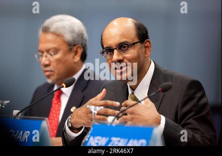 Bildnummer: 53595105 Datum: 12.11.2009 Copyright: imago/Xinhua (091112) -- SINGAPORE, 12 novembre 2009 (Xinhua) -- il ministro delle finanze di Singapore Tharman Shanmugaratnam (R) partecipa alla conferenza stampa dopo la riunione dei ministri delle finanze, a Singapore, 12 novembre 2009. I ministri delle Finanze di 21 membri della cooperazione economica Asia-Pacifico (APEC) hanno concluso qui il loro incontro di due giorni giovedì con l'impegno congiunto di sostenere la debole ripresa e correggere i vizi fondamentali per ottenere una crescita sostenibile. (Xinhua/Xu Jinquan)(Aceria) (2)SINGAPORE-APEC-THARMAN SHANMUGARATNAM-NEWS CONFEREN Foto Stock