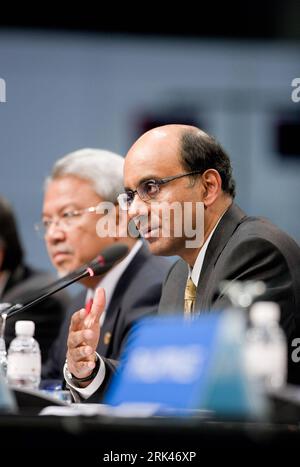 Bildnummer: 53595108 Datum: 12.11.2009 Copyright: imago/Xinhua (091112) -- SINGAPORE, 12 novembre 2009 (Xinhua) -- il ministro delle finanze di Singapore Tharman Shanmugaratnam (front) partecipa alla conferenza stampa dopo la riunione dei ministri delle finanze, a Singapore, 12 novembre 2009. I ministri delle Finanze di 21 membri della cooperazione economica Asia-Pacifico (APEC) hanno concluso qui il loro incontro di due giorni giovedì con l'impegno congiunto di sostenere la debole ripresa e correggere i vizi fondamentali per ottenere una crescita sostenibile. (Xinhua/Xu Jinquan)(axy) (3)SINGAPORE-APEC-THARMAN SHANMUGARATNAM-NEWS conf Foto Stock